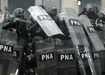 Protesta en Argentina; 20 heridos y cientos de detenidos