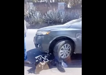 Motor de auto se desprende en plena marcha