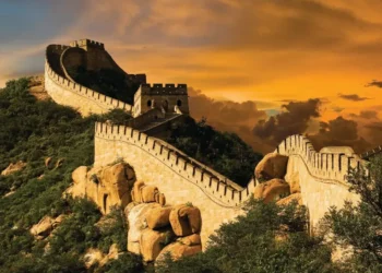 China deporta a turistas por enseñar de más en Gran Muralla