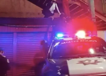 Hallan cuerpo colgado en escaleras del Metro Olímpica