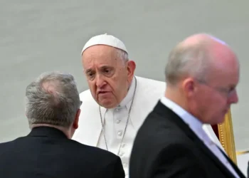 Papa Francisco continúa en terapia hospitalaria