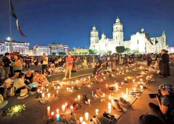 La luz de 400 velas iluminó el Zócalo de la Ciudad de México contra la indiferencia