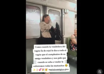 Pasajeras cantan las Mañanitas a vendedora ambulante