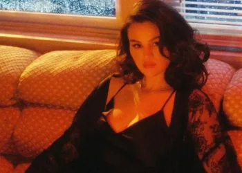 Selena Gomez rinde homenaje a Jeanette con ‘Ojos Tristes’