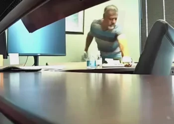 Hasta seis años de prisión por poner orina en botella de colega