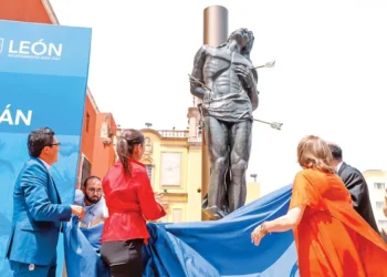 León estrena estatua de San Sebastián en su Centro Histórico