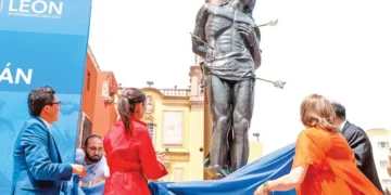 León estrena estatua de San Sebastián en su Centro Histórico