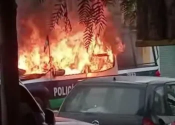 Pobladores de Tulancingo incendian patrullas