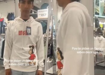 Mujer pide a joven probarse sudadera para su hija