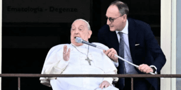 El Papa Francisco sale del hospital y agradece a todos