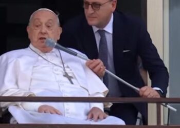 Fieles califican como un milagro la recuperación del Papa Francisco