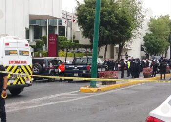 ¿Quiénes murieron frente a un hotel en Tlalnepantla hoy?