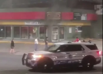 Asesinan a dos policías y queman Oxxo en Puebla