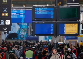 Hallan bomba de la SGM y paralizan estación central de París