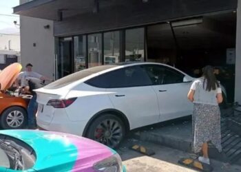 Abuelito confunde pedales y choca su Tesla en una cafetería