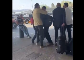Empresario confronta al senador Javier Corral en Aeropuerto de Chihuahua