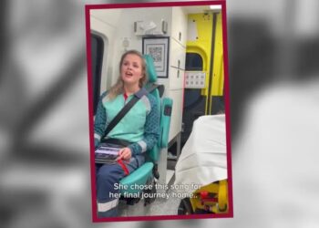 Enfermera canta a paciente terminal en ambulancia