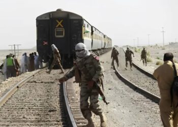 Comando armado secuestra tren con 450 pasajeros en Pakistán