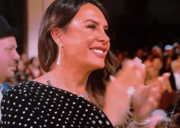 Critican a Karla Sofía Gascón por usar vestido de tienda online en los Oscar