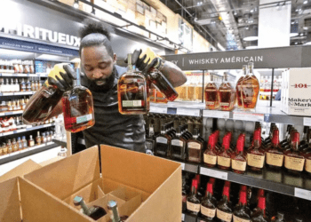 Por medidas arancelarias, mantienen veto al alcohol estadunidense en Canadá