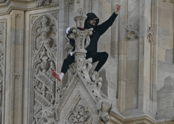Activista escala el Big Ben con bandera palestina y permanece ahí por horas