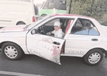 Taxi se le cierra a motociclista, busca pleito y causa un accidente