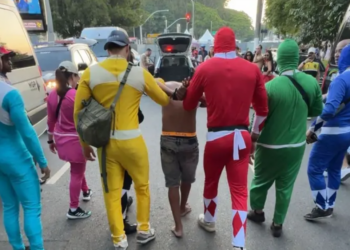 Policías disfrazados de Power Rangers atrapan a ladrón durante carnaval