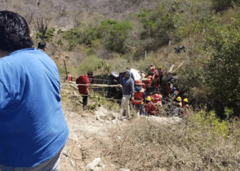 Mueren al menos 11 militantes de Morena tras volcadura de autobús en Oaxaca