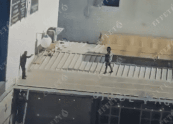 Hombre armado se lanza desde una azotea al ser acorralado por policías