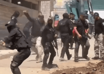 En Ixtapaluca, vecinos se enfrentan con policías por conexión de red de agua