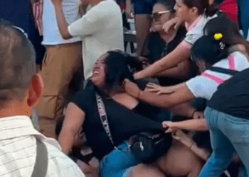 Mujeres se desgreñan en pleno carnaval de Yucatán