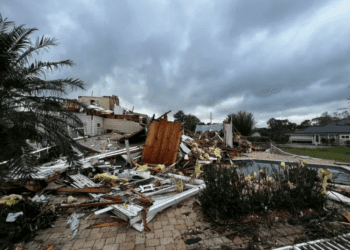 Tornado sorprende a un meteorólogo y a una automovilista; logran captarlo en vídeo