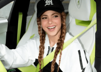 Fan regala guitarra de miles de dólares a Shakira en Monterrey