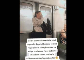 Usuarias del Metro cantan Las Mañanitas a vendedora ambulante