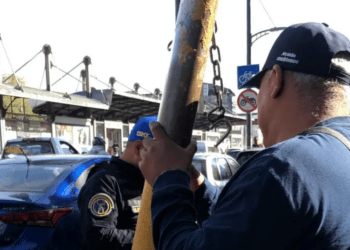 Quitan cadenas y objetos para apartar lugares en Insurgentes Norte