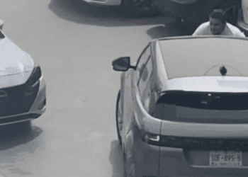 Pelea por lugar de estacionamiento en plaza comercial deja un herido