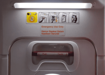 ¿Qué pasa si alguien intenta abrir la puerta de un avión en un vuelo?