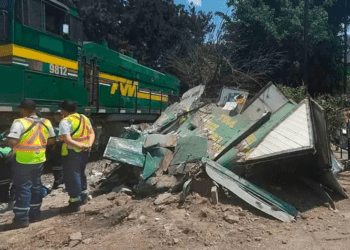 Tren embiste tráiler y daña caseta de vigilancia en Gustavo A. Madero