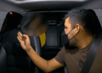 Conductor expulsa a pasajera de vehículo tras pelea: ‘Eso te pasa por grosera’