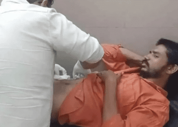 Hombre fracasa al intentar operarse a sí mismo con tutoriales de YouTube