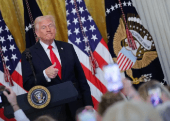 Trump impone aranceles del 25% a automóviles que no se fabriquen en EU