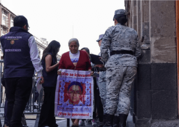 Familiares de los 43 normalistas de Ayotzinapa son recibidos en la Segob