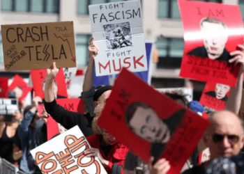 Se manifiestan en contra Elon Musk frente a concesionarios de Tesla en EU