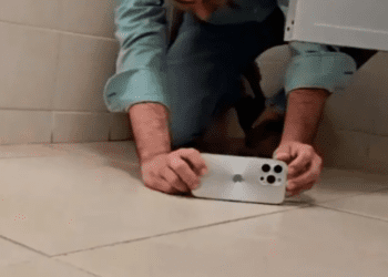 Captan a sujeto grabando a joven en baño público