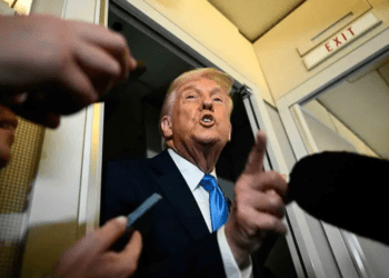 Trump deja abierta posibilidad de un tercer mandato como presidente