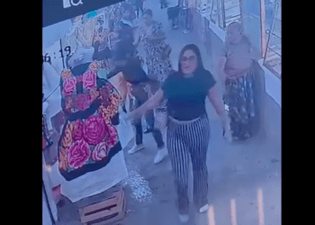 Mujeres rocían cloro a vestidos istmeños en Juchitán… y generan gran indignación