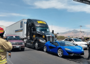 Tráiler choca a McLaren de 3.5 millones de pesos