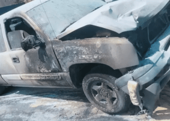 Borracho choca contra una motocicleta, se da a la fuga y termina en llamas