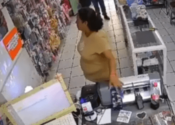 Mujer entra a local de celulares y se roba el teléfono de una empleada