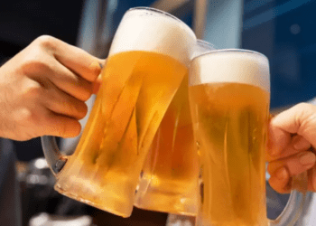 ¿A qué edad deberías dejar de beber cerveza según los médicos?